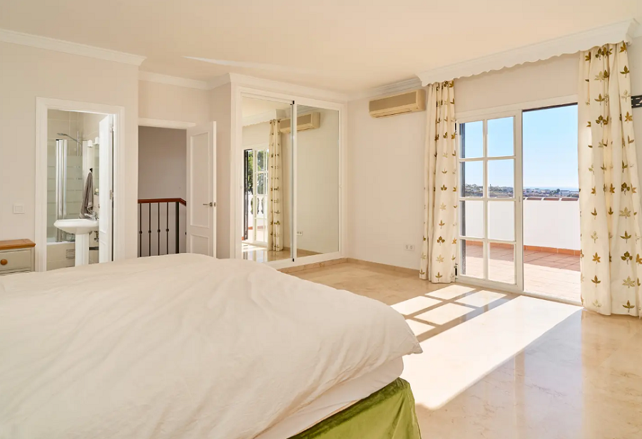 Kaunis tilava huvila Nerjassa, josta on upeat merinäköalat ja oma uima-allas.