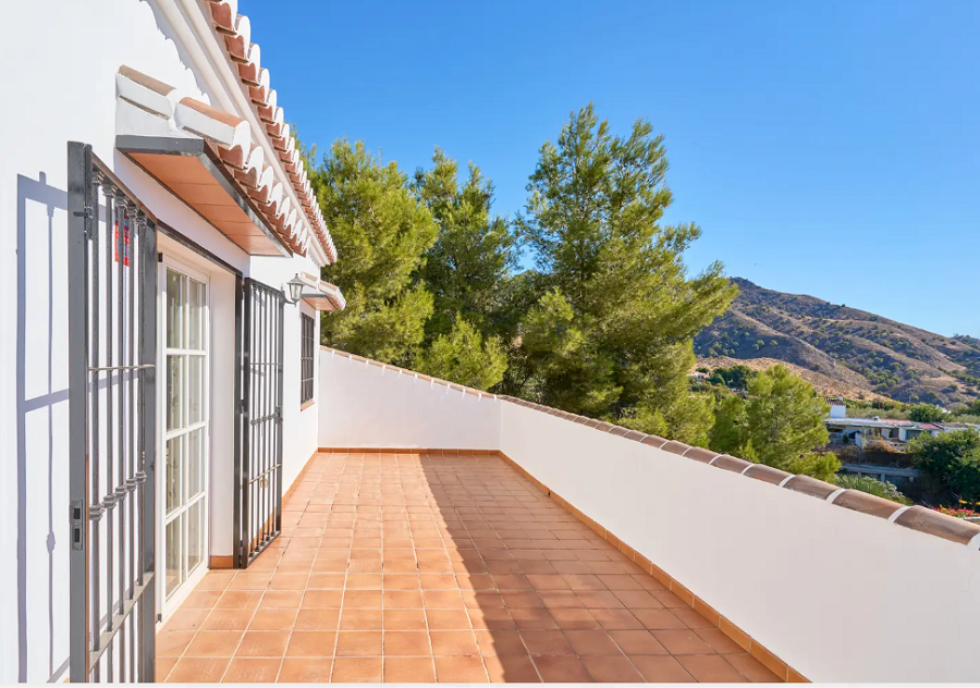 Kaunis tilava huvila Nerjassa, josta on upeat merinäköalat ja oma uima-allas.