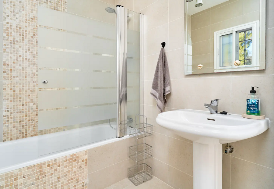 Kaunis tilava huvila Nerjassa, josta on upeat merinäköalat ja oma uima-allas.