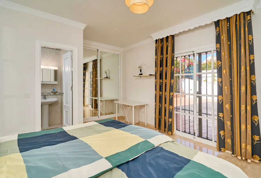 Kaunis tilava huvila Nerjassa, josta on upeat merinäköalat ja oma uima-allas.