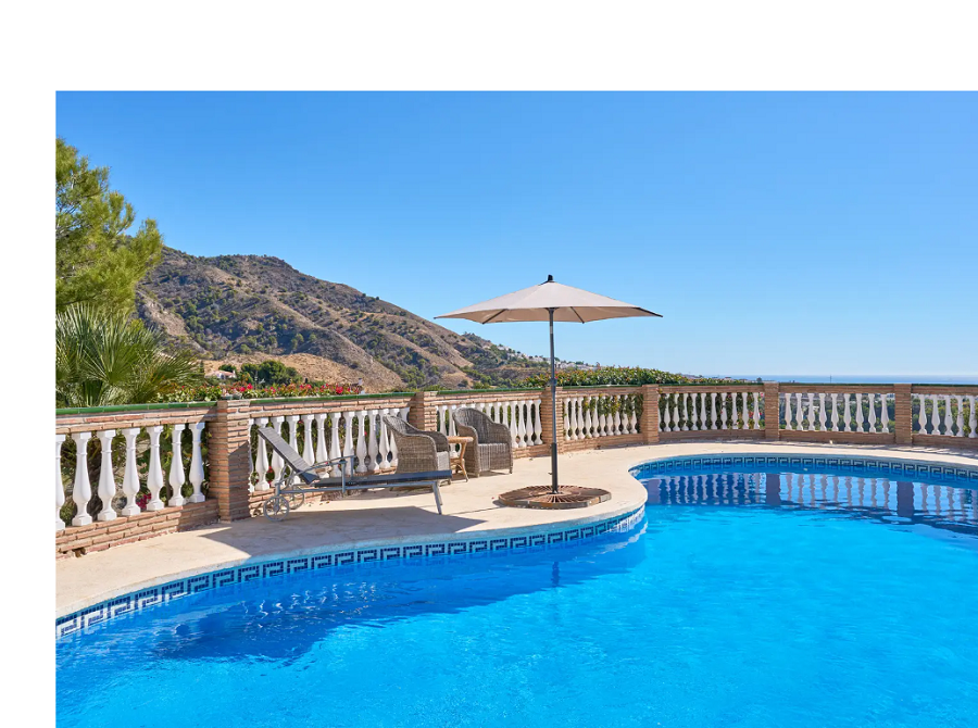 Kaunis tilava huvila Nerjassa, josta on upeat merinäköalat ja oma uima-allas.