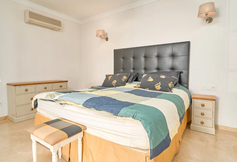 Kaunis tilava huvila Nerjassa, josta on upeat merinäköalat ja oma uima-allas.