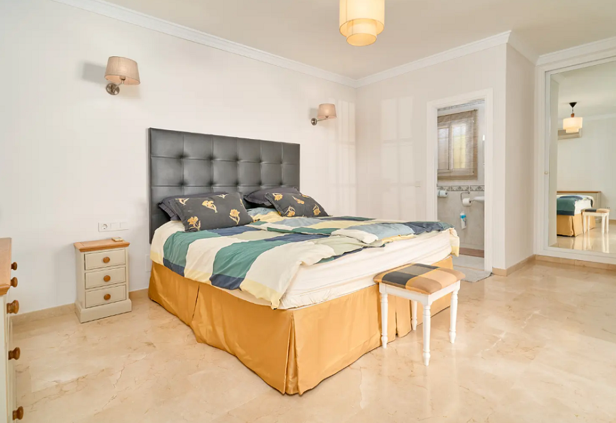 Kaunis tilava huvila Nerjassa, josta on upeat merinäköalat ja oma uima-allas.