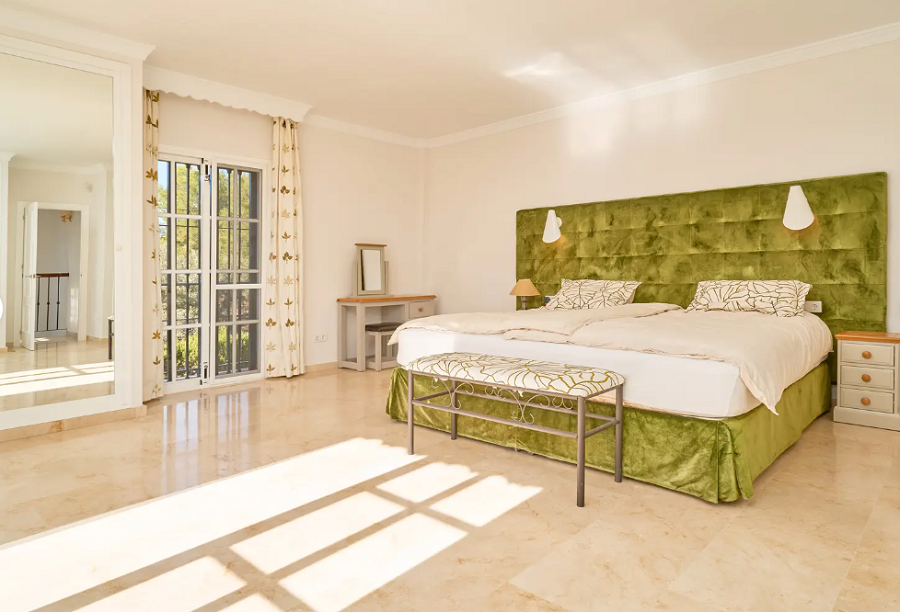 Kaunis tilava huvila Nerjassa, josta on upeat merinäköalat ja oma uima-allas.