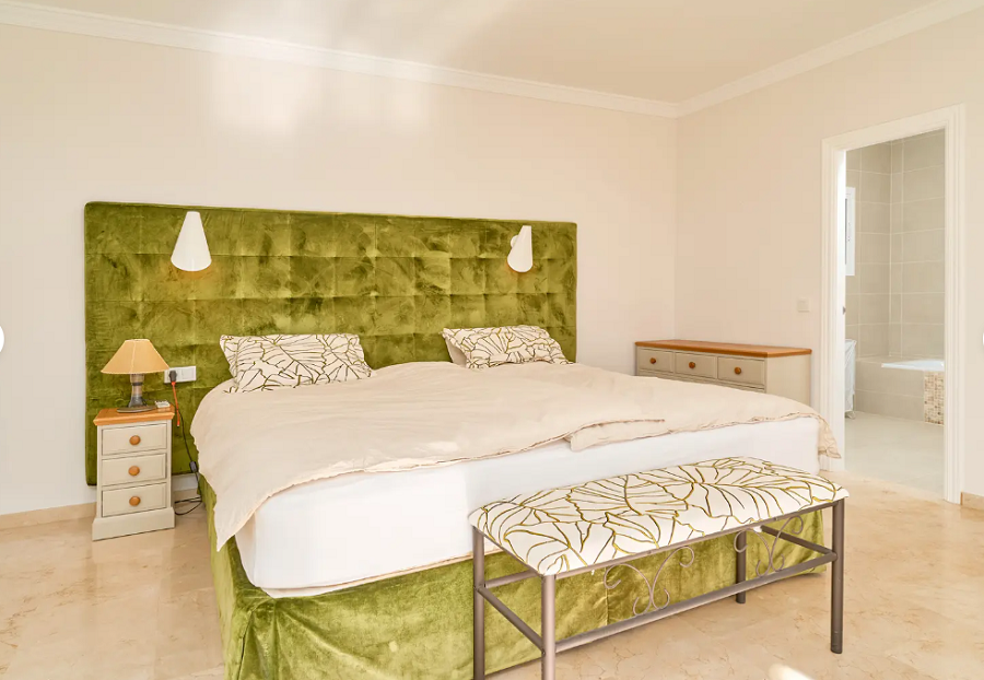 Kaunis tilava huvila Nerjassa, josta on upeat merinäköalat ja oma uima-allas.