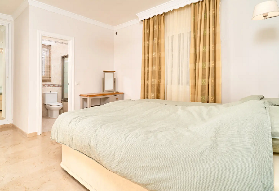 Kaunis tilava huvila Nerjassa, josta on upeat merinäköalat ja oma uima-allas.