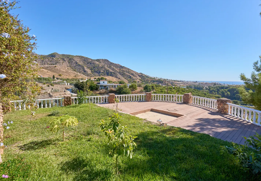 Kaunis tilava huvila Nerjassa, josta on upeat merinäköalat ja oma uima-allas.