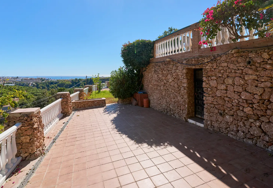 Kaunis tilava huvila Nerjassa, josta on upeat merinäköalat ja oma uima-allas.