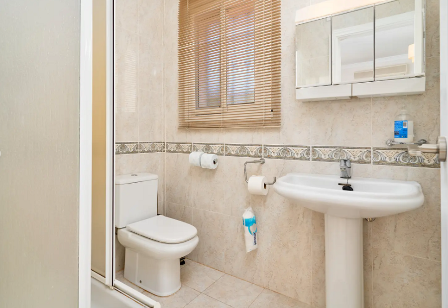 Kaunis tilava huvila Nerjassa, josta on upeat merinäköalat ja oma uima-allas.