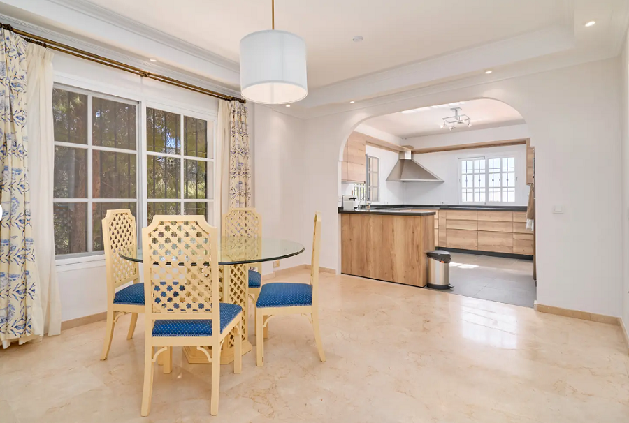 Kaunis tilava huvila Nerjassa, josta on upeat merinäköalat ja oma uima-allas.