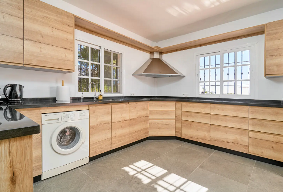 Kaunis tilava huvila Nerjassa, josta on upeat merinäköalat ja oma uima-allas.