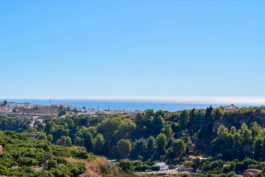 Kaunis tilava huvila Nerjassa, josta on upeat merinäköalat ja oma uima-allas.