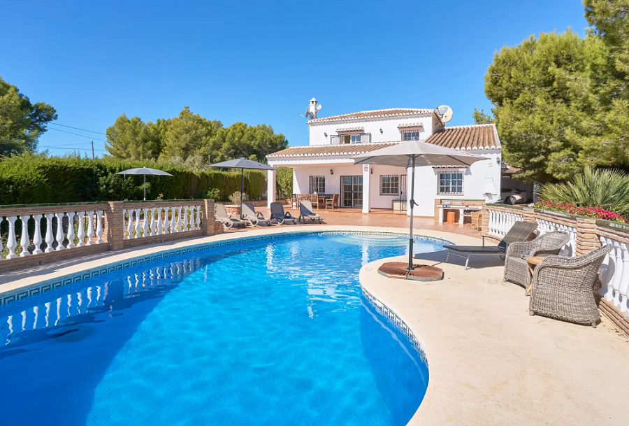 Kaunis tilava huvila Nerjassa, josta on upeat merinäköalat ja oma uima-allas.