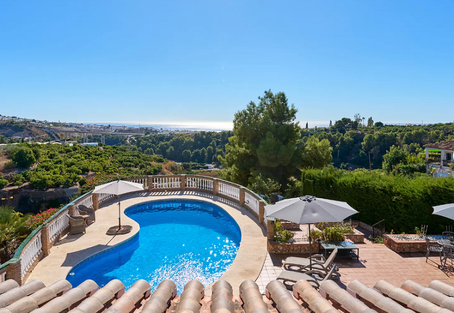 Kaunis tilava huvila Nerjassa, josta on upeat merinäköalat ja oma uima-allas.