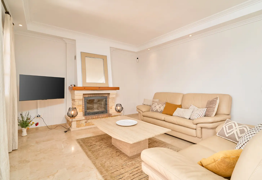 Kaunis tilava huvila Nerjassa, josta on upeat merinäköalat ja oma uima-allas.