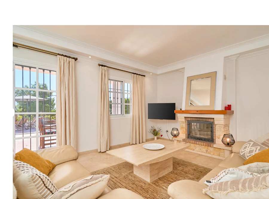 Kaunis tilava huvila Nerjassa, josta on upeat merinäköalat ja oma uima-allas.