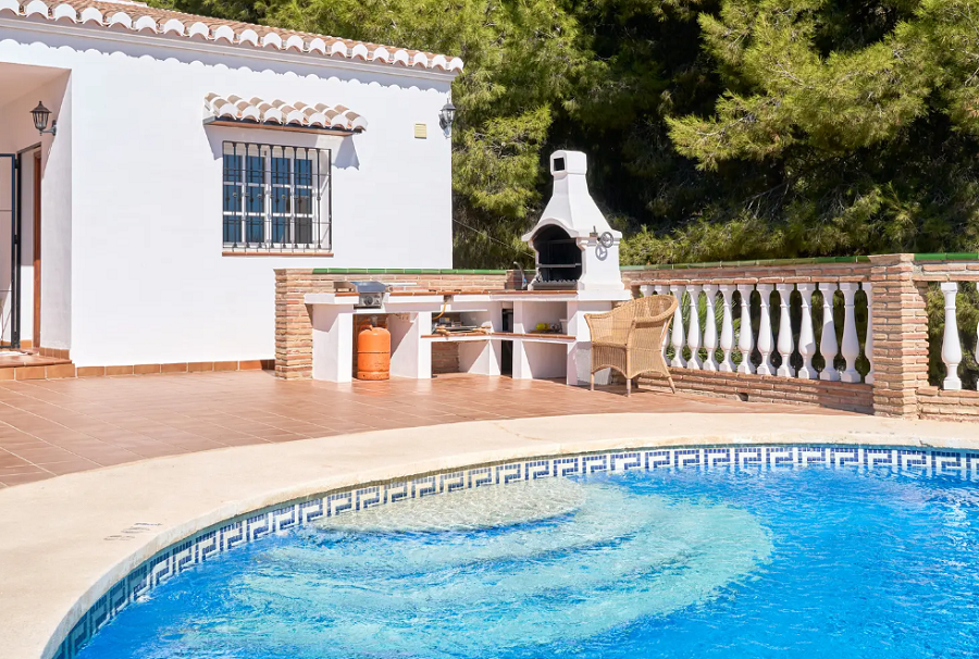 Kaunis tilava huvila Nerjassa, josta on upeat merinäköalat ja oma uima-allas.