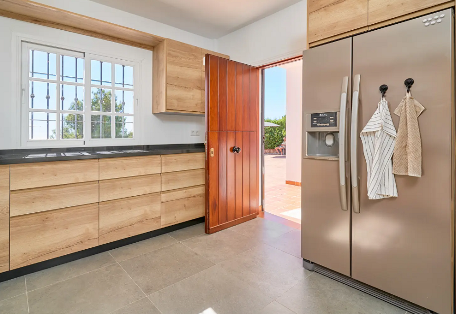 Kaunis tilava huvila Nerjassa, josta on upeat merinäköalat ja oma uima-allas.