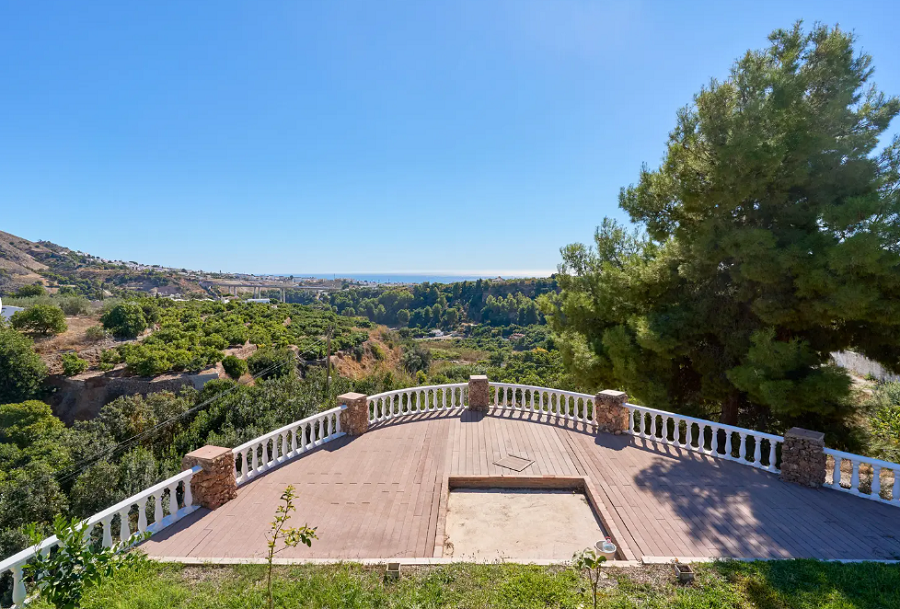 Kaunis tilava huvila Nerjassa, josta on upeat merinäköalat ja oma uima-allas.