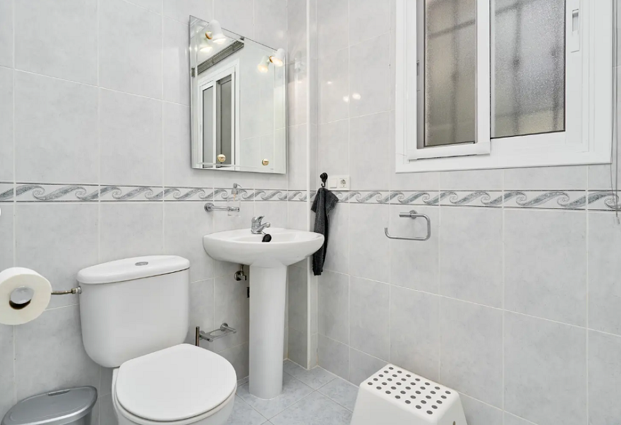 Kaunis tilava huvila Nerjassa, josta on upeat merinäköalat ja oma uima-allas.