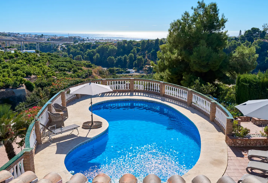 Kaunis tilava huvila Nerjassa, josta on upeat merinäköalat ja oma uima-allas.