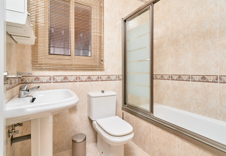 Kaunis tilava huvila Nerjassa, josta on upeat merinäköalat ja oma uima-allas.