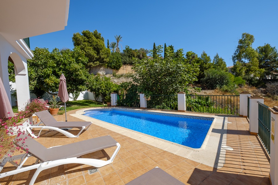 Fritliggende villa med privat pool og havudsigt i El Mirador de las Lomas - Frigiliana
