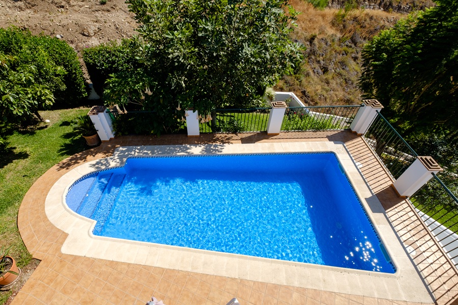 Fritliggende villa med privat pool og havudsigt i El Mirador de las Lomas - Frigiliana