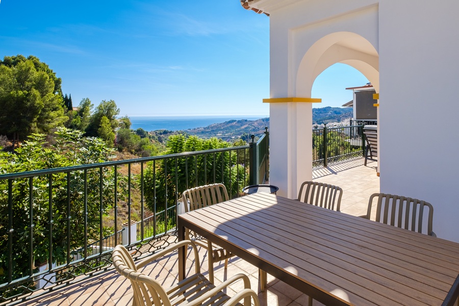 Fritliggende villa med privat pool og havudsigt i El Mirador de las Lomas - Frigiliana