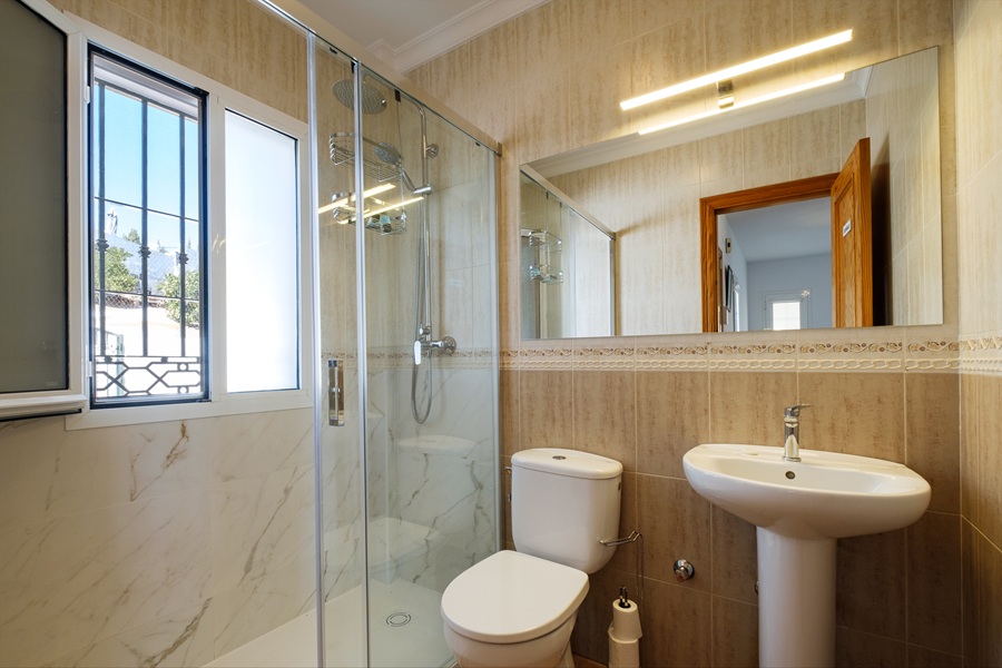 Fritliggende villa med privat pool og havudsigt i El Mirador de las Lomas - Frigiliana