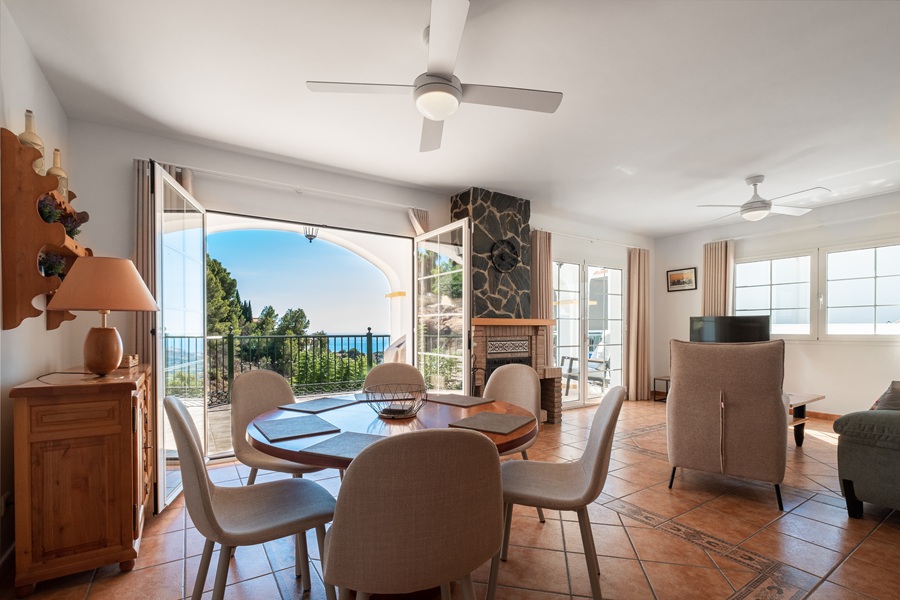 Fritliggende villa med privat pool og havudsigt i El Mirador de las Lomas - Frigiliana