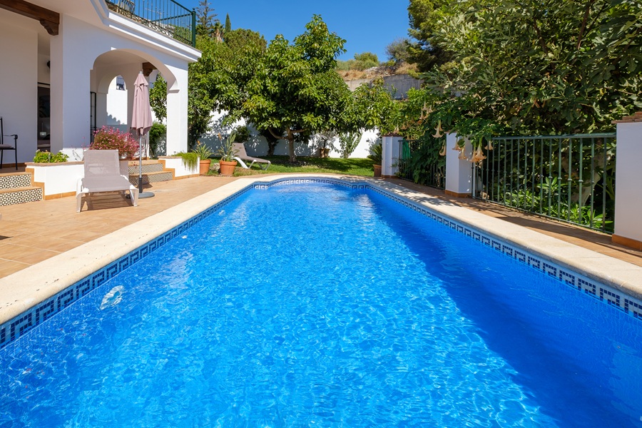 Fritliggende villa med privat pool og havudsigt i El Mirador de las Lomas - Frigiliana