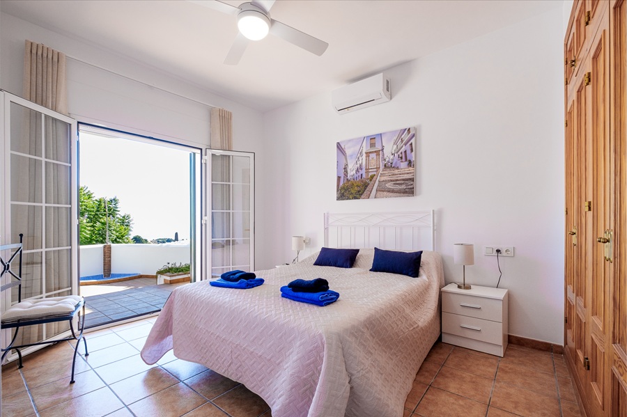 Fritliggende villa med privat pool og havudsigt i El Mirador de las Lomas - Frigiliana