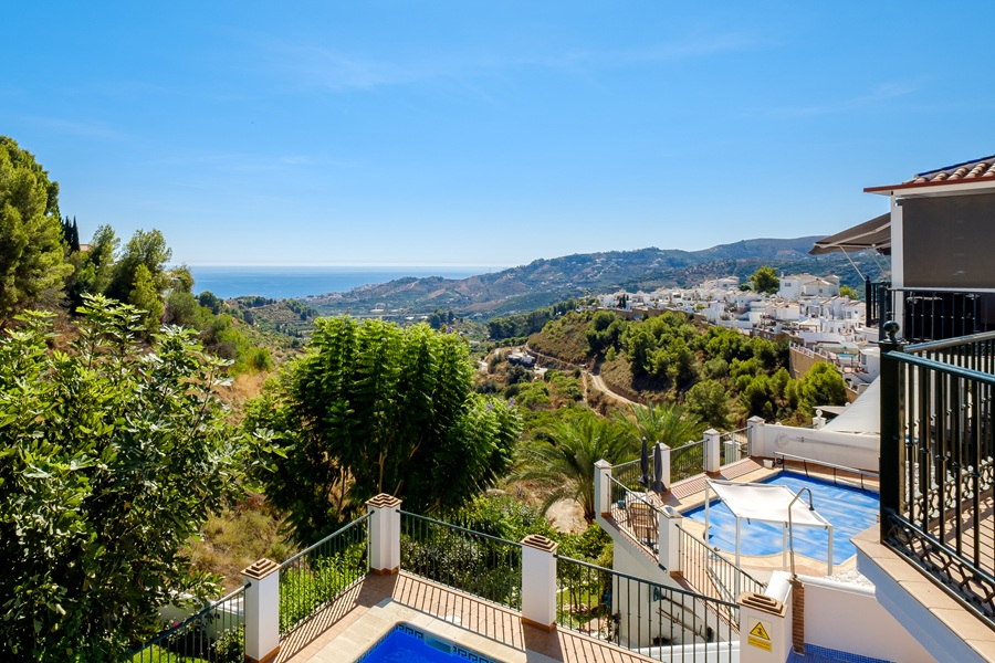 Fritliggende villa med privat pool og havudsigt i El Mirador de las Lomas - Frigiliana