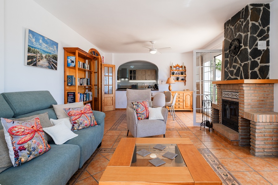 Fritliggende villa med privat pool og havudsigt i El Mirador de las Lomas - Frigiliana