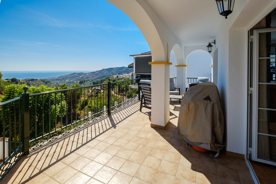 Fritliggende villa med privat pool og havudsigt i El Mirador de las Lomas - Frigiliana