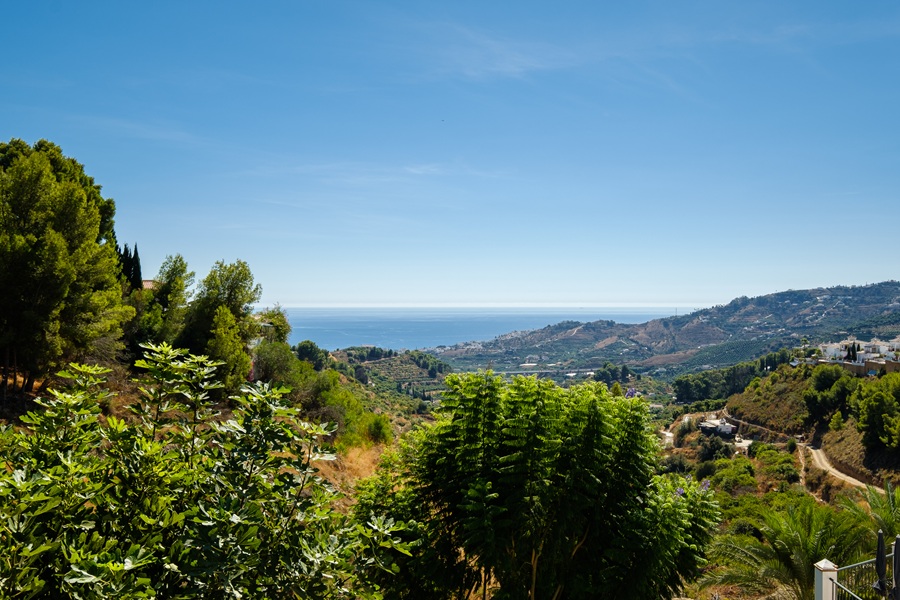 Fritliggende villa med privat pool og havudsigt i El Mirador de las Lomas - Frigiliana