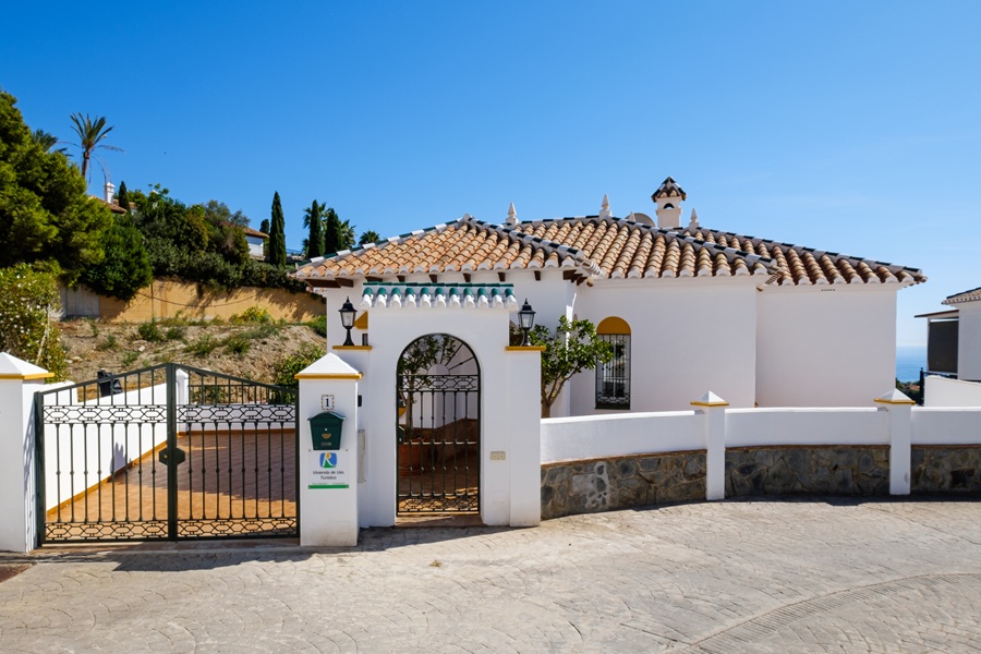 Fritliggende villa med privat pool og havudsigt i El Mirador de las Lomas - Frigiliana