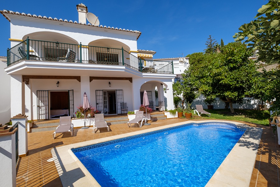 Fritliggende villa med privat pool og havudsigt i El Mirador de las Lomas - Frigiliana