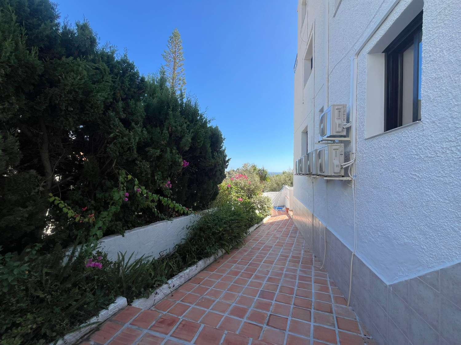 Imponerende fritliggende villa med havudsigt, privat pool og ideel beliggenhed nær Playa Burriana – Nerja