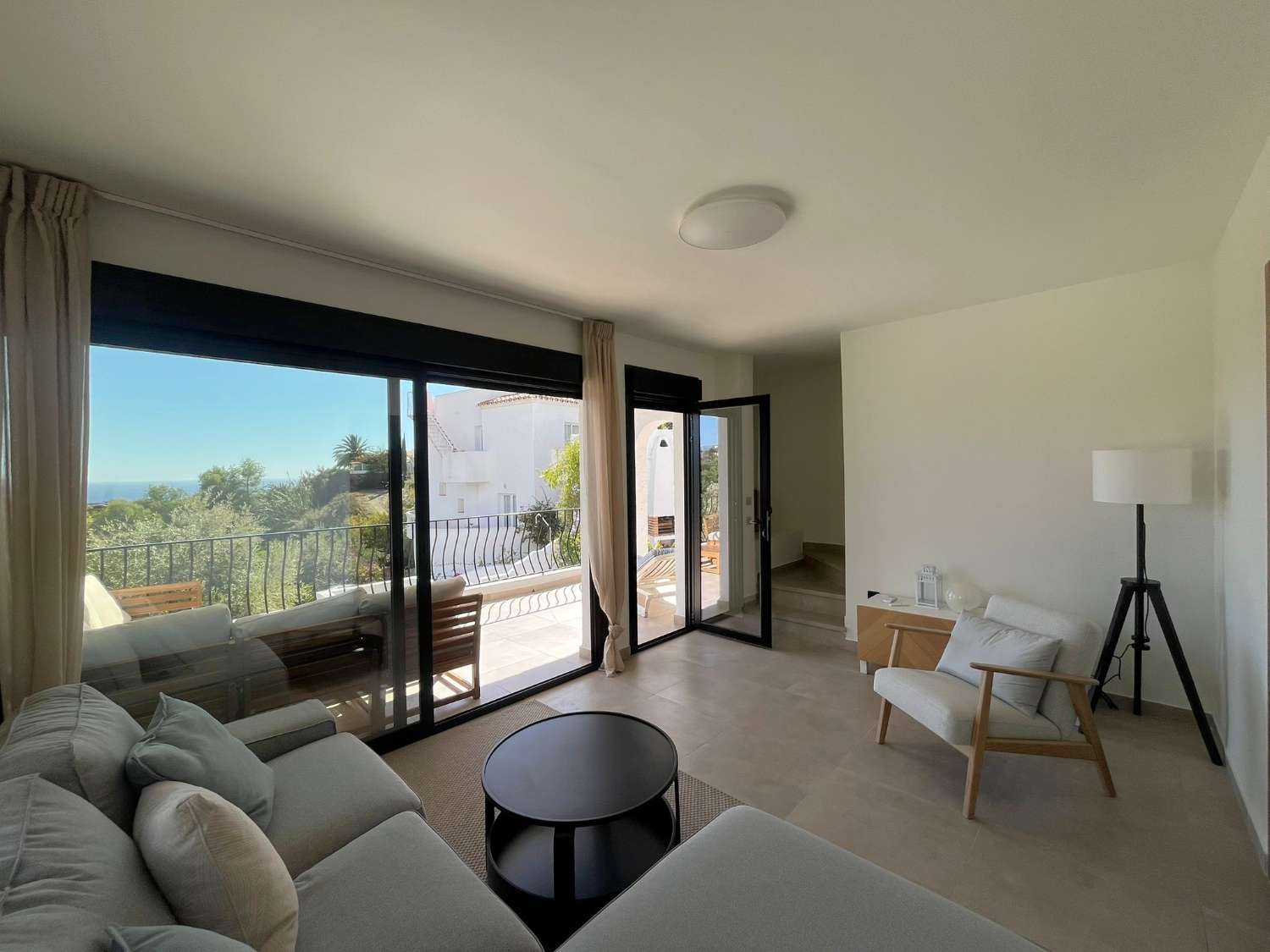 Imponerende fritliggende villa med havudsigt, privat pool og ideel beliggenhed nær Playa Burriana – Nerja