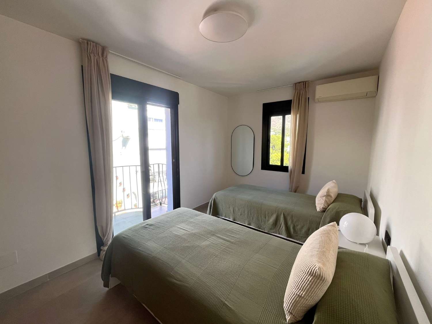 Imponerende fritliggende villa med havudsigt, privat pool og ideel beliggenhed nær Playa Burriana – Nerja