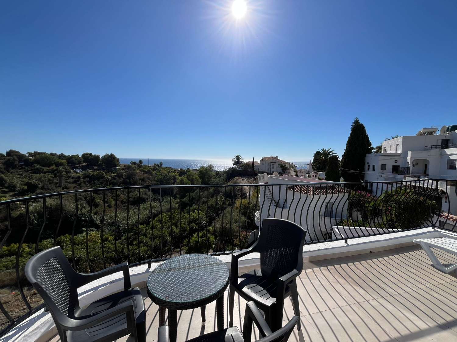 Imponerende fritliggende villa med havudsigt, privat pool og ideel beliggenhed nær Playa Burriana – Nerja