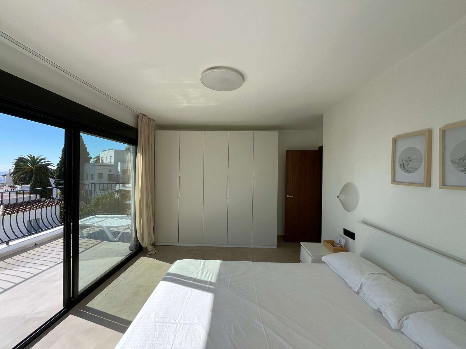 Imponerende fritliggende villa med havudsigt, privat pool og ideel beliggenhed nær Playa Burriana – Nerja