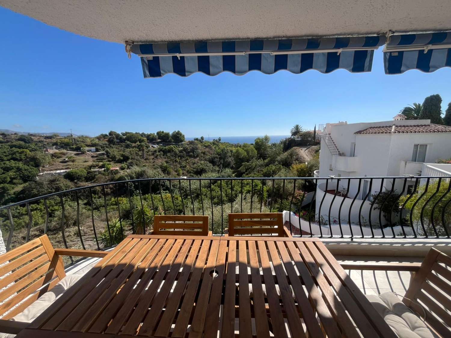 Imponerende fritliggende villa med havudsigt, privat pool og ideel beliggenhed nær Playa Burriana – Nerja