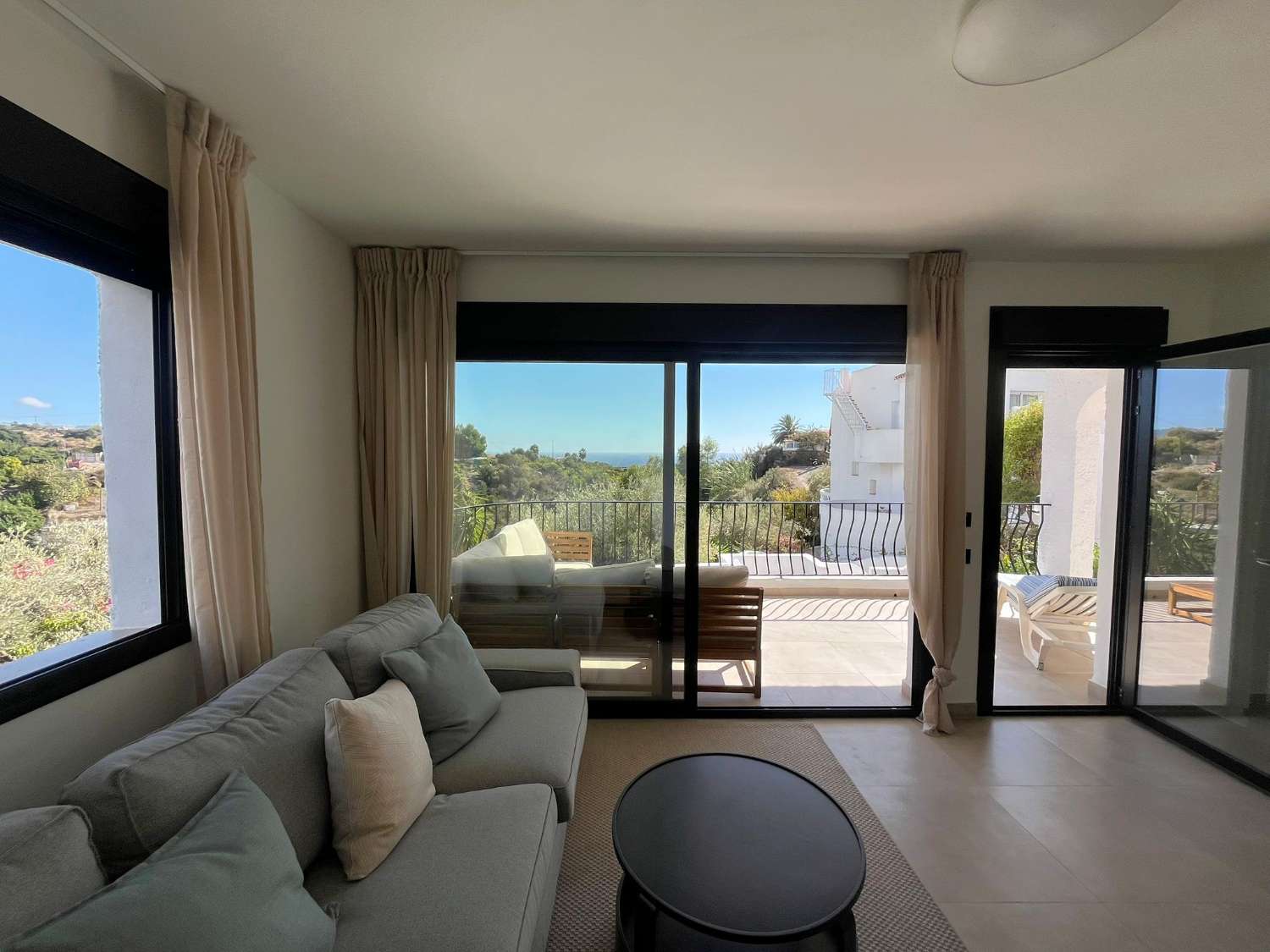 Imponerende fritliggende villa med havudsigt, privat pool og ideel beliggenhed nær Playa Burriana – Nerja