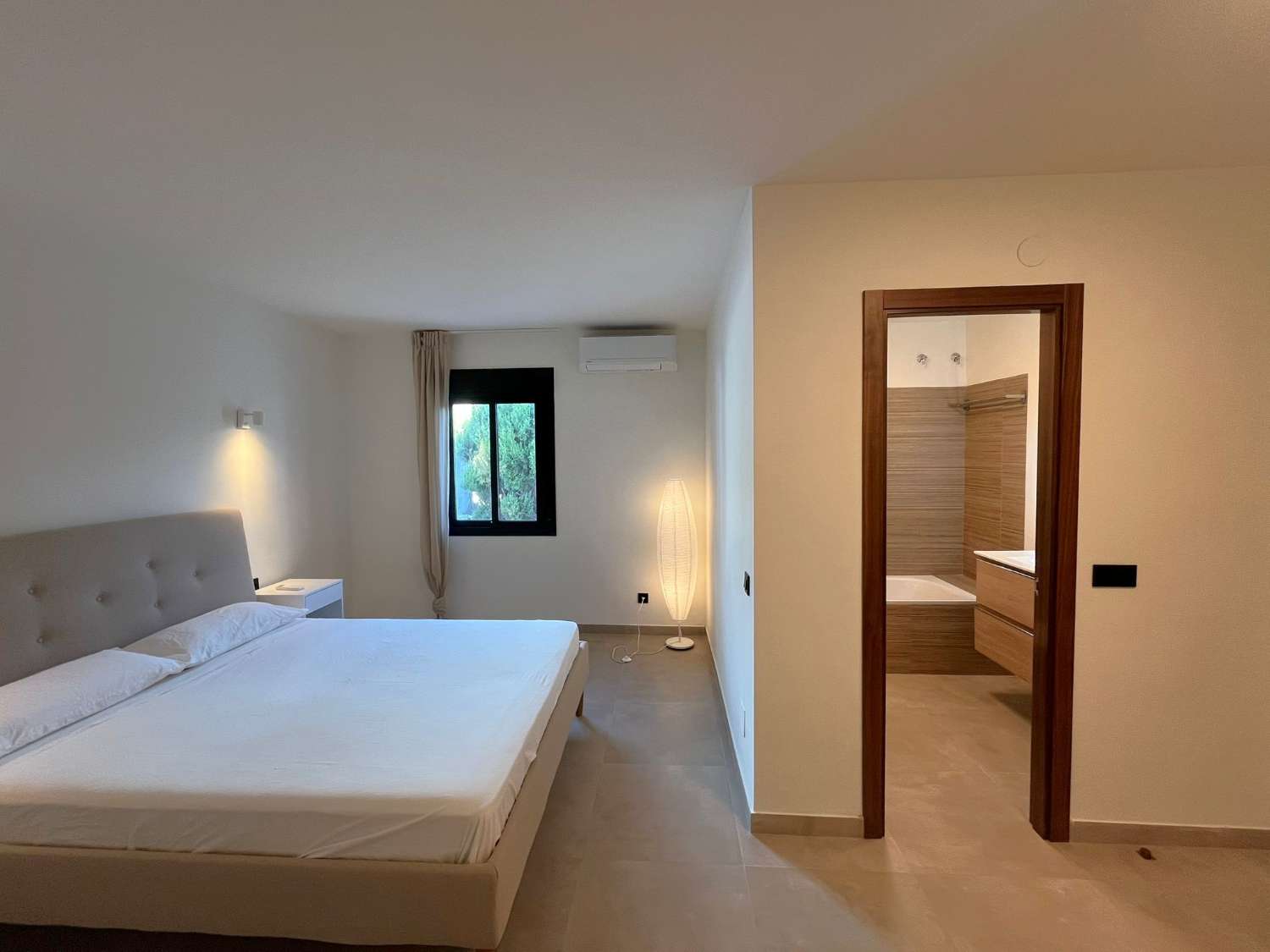 Imponerende fritliggende villa med havudsigt, privat pool og ideel beliggenhed nær Playa Burriana – Nerja