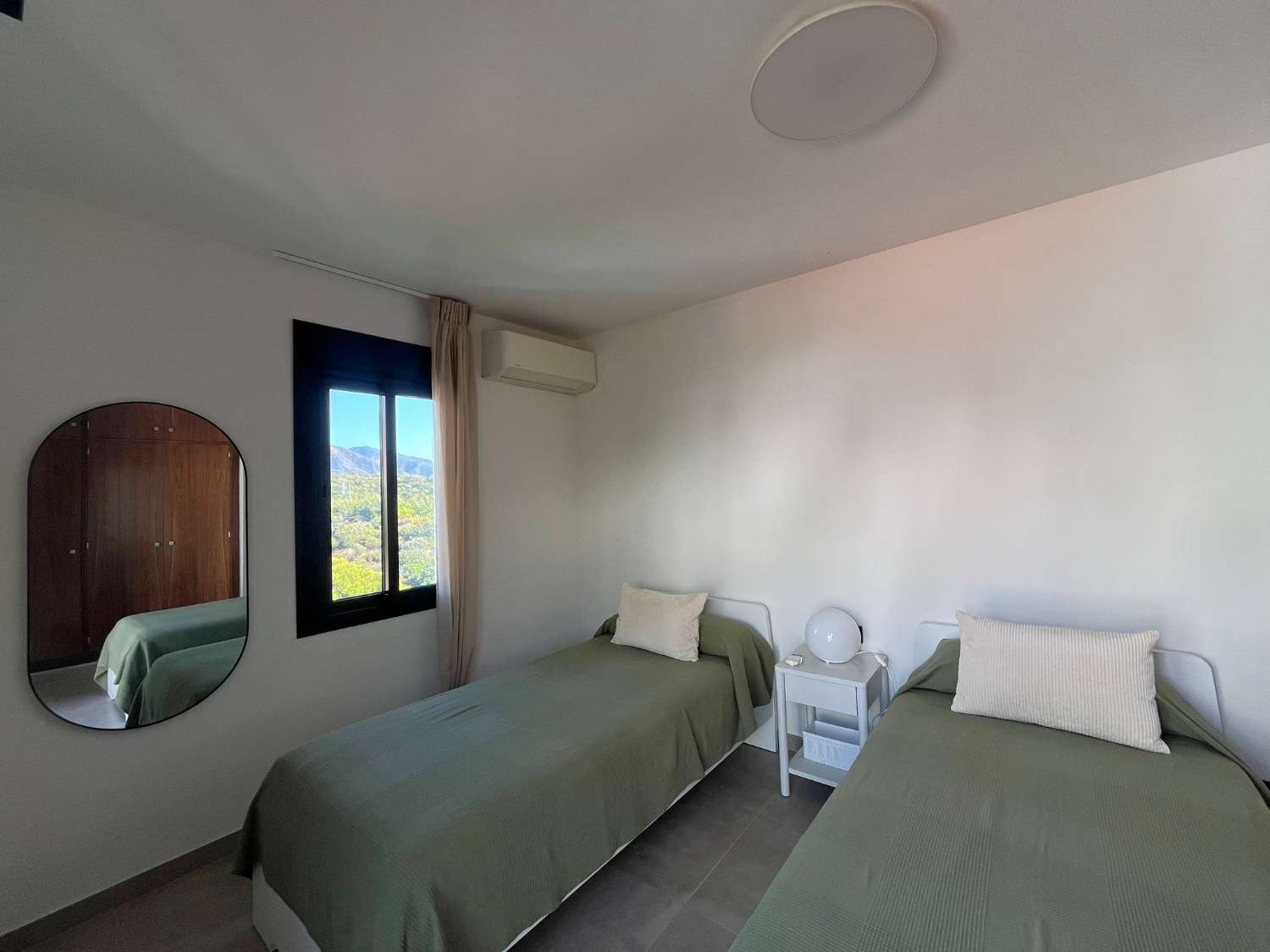 Imponerende fritliggende villa med havudsigt, privat pool og ideel beliggenhed nær Playa Burriana – Nerja