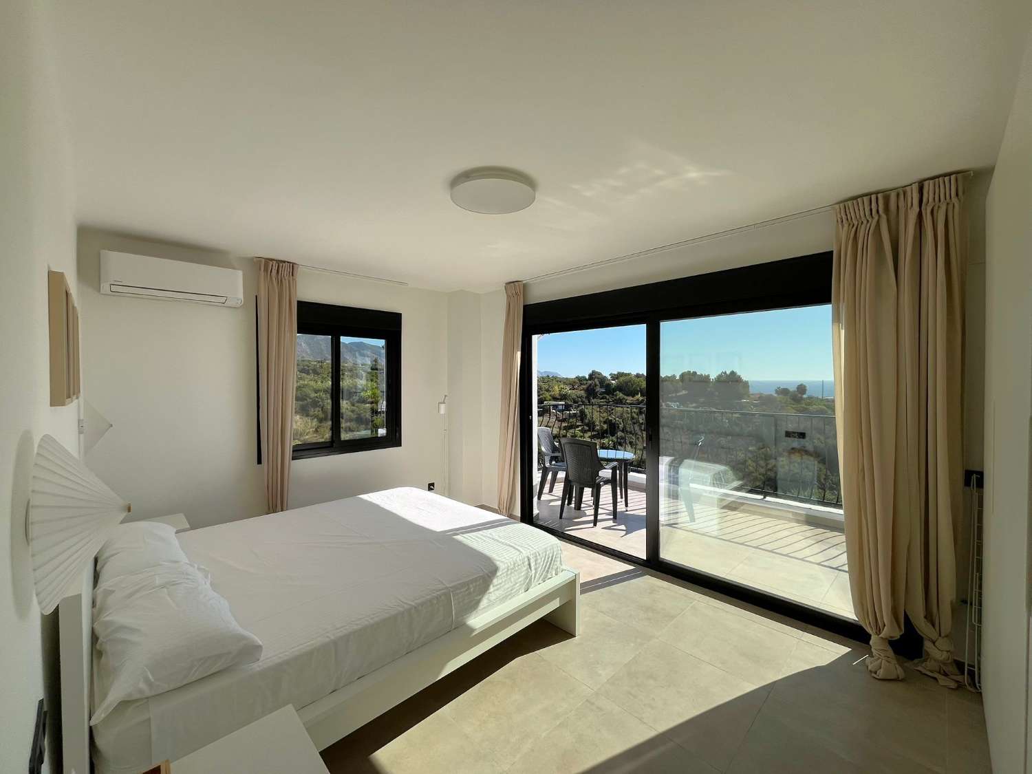 Imponerende fritliggende villa med havudsigt, privat pool og ideel beliggenhed nær Playa Burriana – Nerja