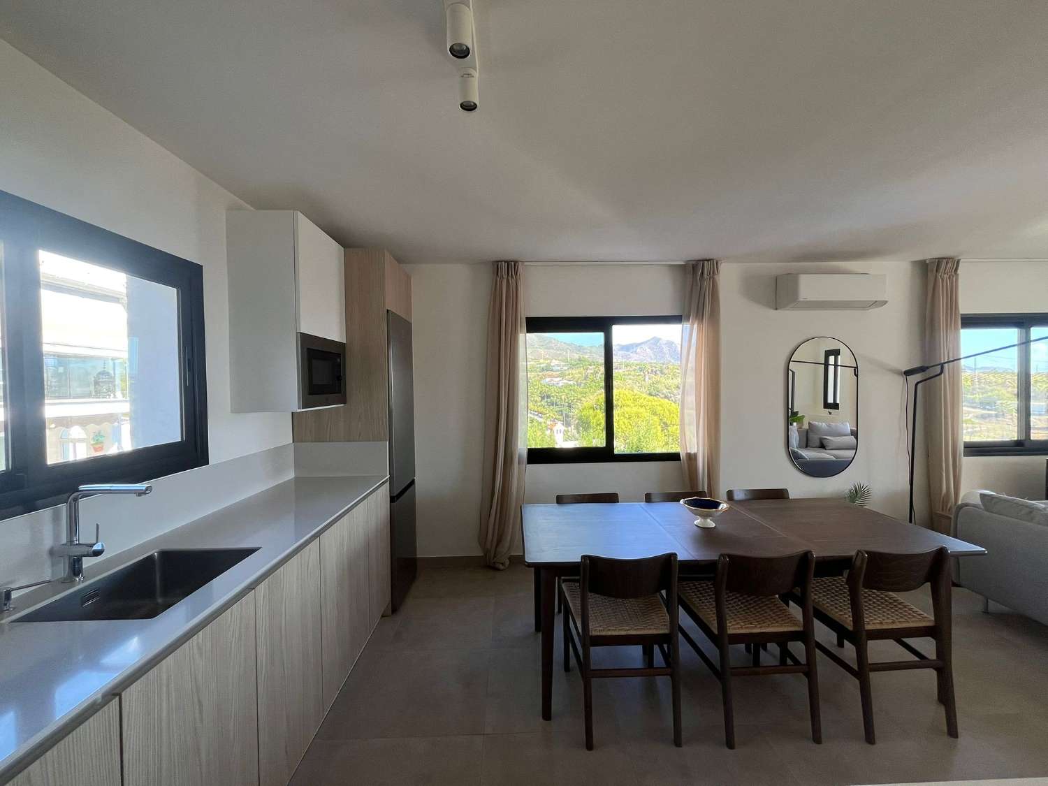 Imponerende fritliggende villa med havudsigt, privat pool og ideel beliggenhed nær Playa Burriana – Nerja